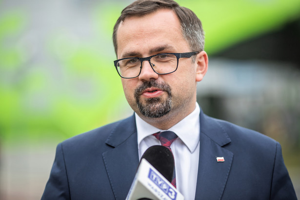 Płock, 10.06.2020. Wiceminister infrastruktury, pełnomocnik rządu ds. Centralnego Portu Komunikacyjnego Marcin Horała podczas briefingu prasowego pt. „CPK. Od słów do czynów. Korzyści dla Płocka”, 10 bm. w Płocku. (sko) PAP/Szymon Łabiński