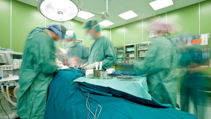 Operáció közben lett rosszul egy orvos a Semmelweis Egyetem műtőjében