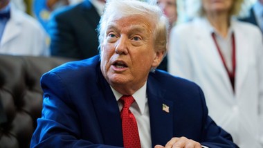 trump nie słucha lekarzy. tłumaczy, skąd ma siniaki na rękach