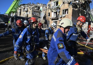 Spasioci izvlače ljude iz ruševina nakon napada na Kijev