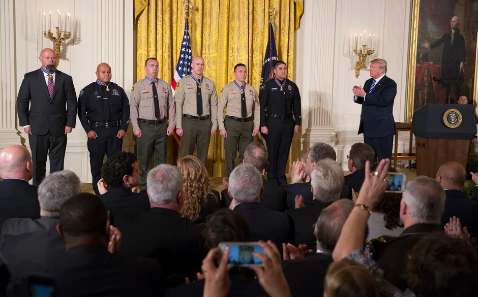 Tramp je odlikovao četiri osobe zbog hrabrosti pokazane tokom dva masakra, u El Pasu i Dejtonu