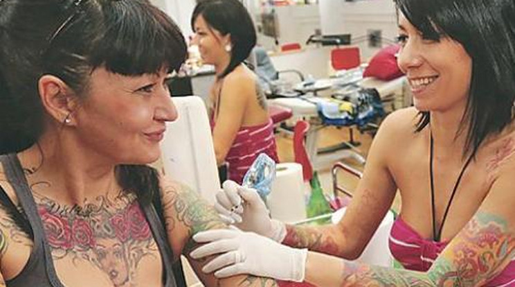 Saját lánya tetoválja a 49 éves asszonyt