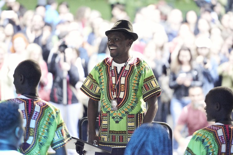 <strong>Ghetto Classics - orkiestra symfoniczna ze slumsów Nairobi</strong>
<br></br>
W finałowym koncercie Brave Festival 2018, na scenie Teatru Muzycznego Capitol, główną rolę odegrali muzycy Ghetto Classics - orkiestry symfonicznej ze slumsów Nairobi. Z kenijską orkiestrą wystąpił Radzimir Dębski (JIMEK), muzycy NFM oraz studenci akademii muzycznych z Wrocławia i nie tylko.
<br></br>
W pierwszej części wspólnie wykonali siedem utworów. Z każdym kolejnym entuzjazm na widowni był większy – po czwartym wykonawcy otrzymali już aplauz na stojąco. W tej części Jimek grał na bębnach i na pianinie, natomiast druga odbyła się już pod jego batutą. Rozpoczął ją wraz z nim Elisabeth Njoroge, założycielką Ghetto Classics. Warto podkreślić, że rozpoczynała ten projekt z udziałem 14 dzieci, a w tej chwili uczestniczy w nim już 1,2 tys. młodych muzyków.
<br></br>
Radzimir Dębski podkreślał, że druga część finału to odtworzenie jednego z najważniejszych występów w jego życiu – koncertu, który wspólnie z orkiestrą Ghetto Classics wykonywał w Kenii. Jednym z utworów była jego autorska kompozycja „Historia Hip Hopu”. Energia ze sceny udzieliła się publiczności – to było doskonałe podsumowanie festiwalu.
<br></br>
fot. Mateusz Bral