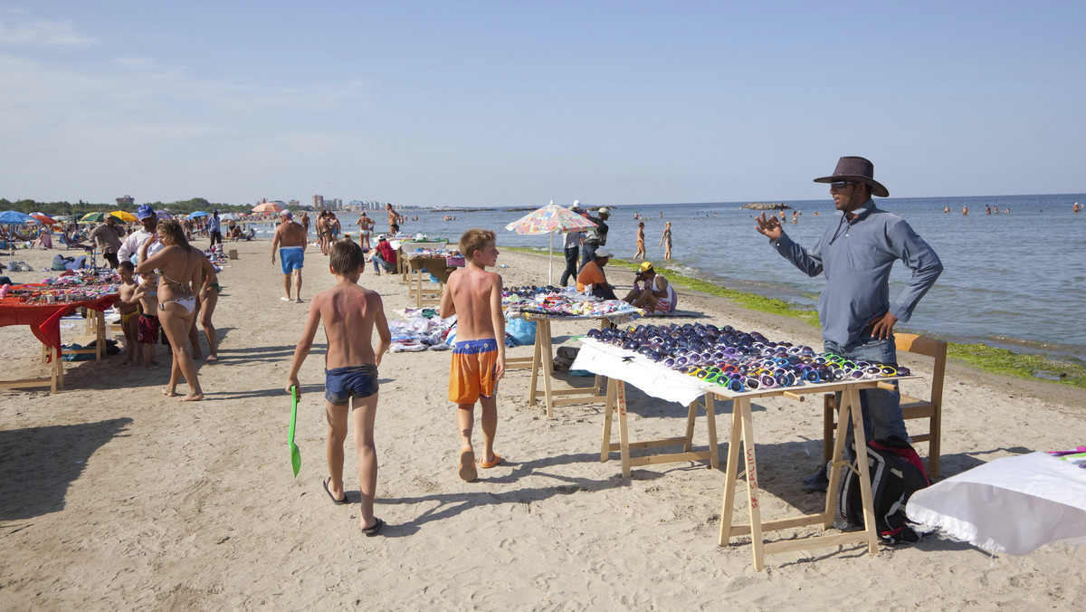 Na płatnych plażach we Włoszech pojawią się wkrótce stewardzi, których zadaniem będzie walka z handlem podróbkami i nękaniem wypoczywających turystów. O pilnej potrzebie położenia kresu tej pladze mówiono podczas niedawnej narady w MSW w Rzymie.