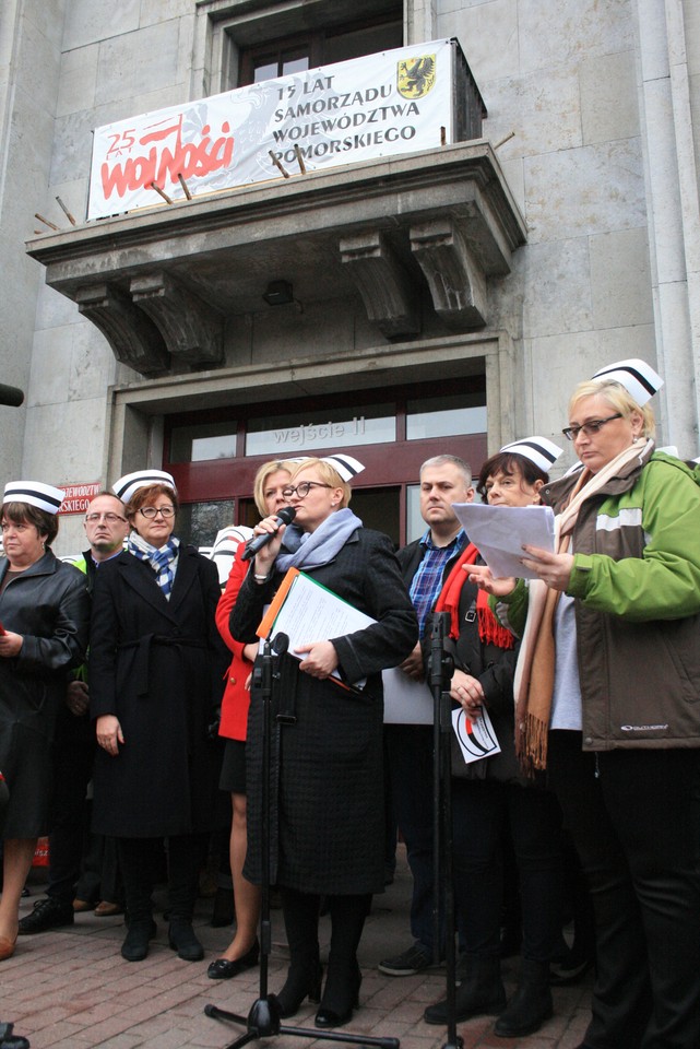 Pielęgniarki i położne protestowały przed Urzędem Marszałkowskim w Gdańsku