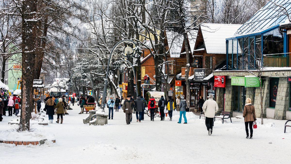 Zimowa aura - śnieg i mróz zrobiły swoje i pod Tatry codziennie zjeżdża nawet kilkanaście tysięcy osób. Wszystko wskazuje więc na to, że sylwestrowa noc będzie w tym roku rekordowa, jeśli chodzi o liczbę gości.