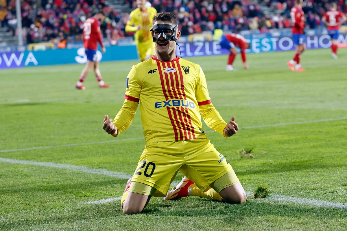 Zawodnik Korony Kielce Adrian Dalmau cieszy się z gola podczas meczu 16. kolejki piłkarskiej Ekstraklasy z Rakowem Częstochowa