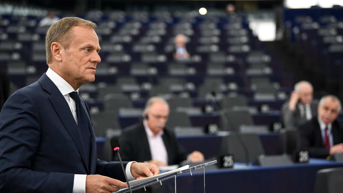 Przewodniczący Rady Europejskiej Donald Tusk trochę szkodzi Europie, zaburzając standardy europejskie. Nie jest ambasadorem Polski, ale Platformy Obywatelskiej - powiedział dziś szef sejmowego koła Wolni i Solidarni Kornel Morawiecki.