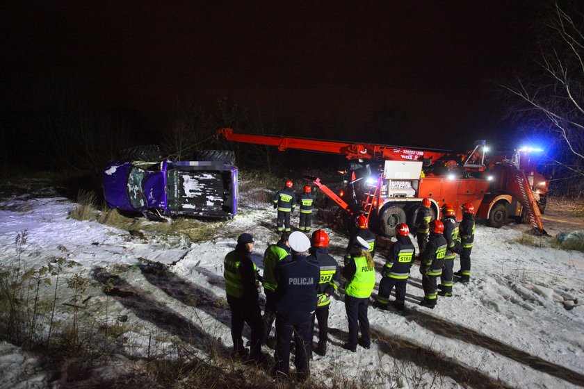 Monster truck dachował. W środku zakleszczeni ludzie