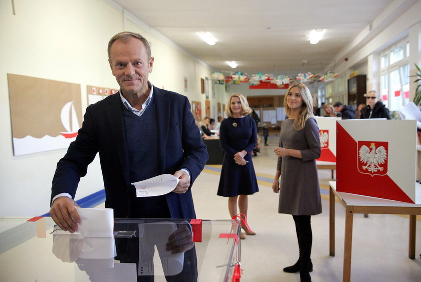Kasia Tusk z rodzicami na głosowaniu. Na zdjęciach widać krągłości