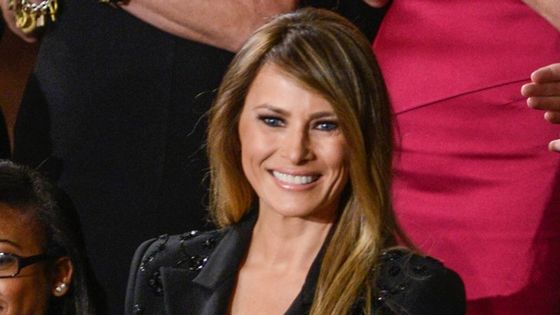 Ameri besne zbog Melanijine "neprikladne" haljine - a mi bismo voleli da iskuliraju