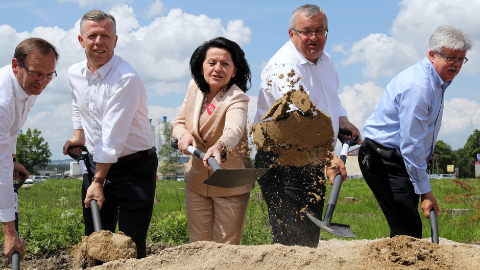 2020 r. Uroczystość rozpoczęcia budowy nowego fragmentu zakopianki. Na zdjęciu Anna Paluch (w środku) i poseł Edward Siarka (pierwszy z lewej). W rządzie współpracowali. Na forum samorządowym są jednak swoimi największymi wrogami