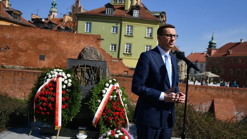 Premier Mateusz Morawiecki w trakcie uroczystych obchodów Dnia Pamięci Ofiar Zbrodni Katyńskiej