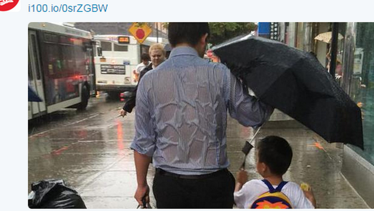 Fotografia ojca, który trzyma parasol nad swoim synkiem, a sam moknie, w mgnieniu oka obiegła media społecznościowe - pisze "The Independent".