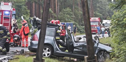 Peugeot uderzył w tira. Kierowca nie miał szans