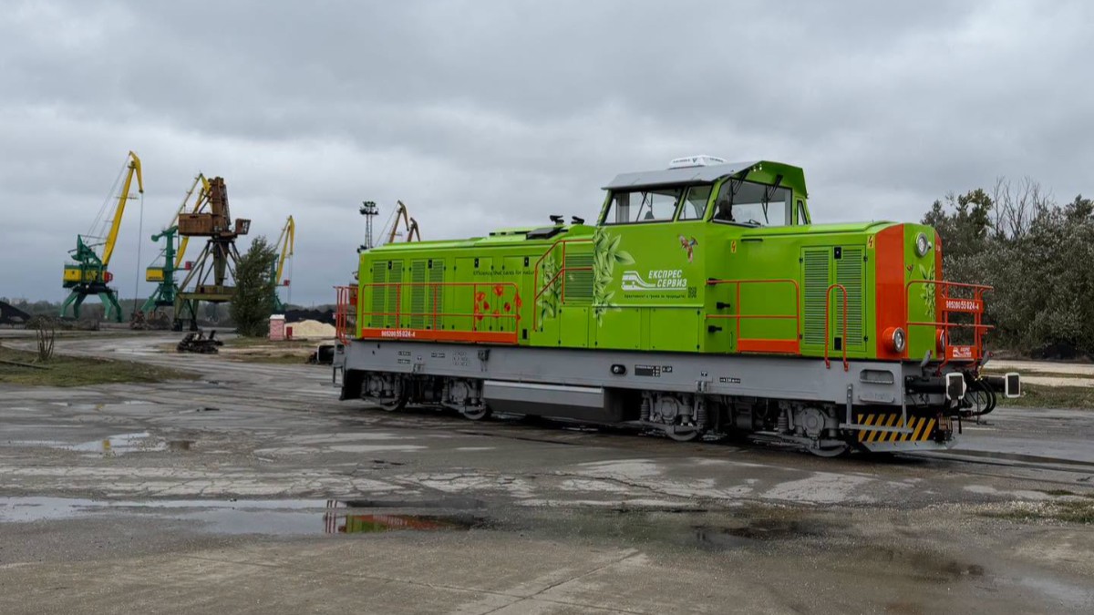 O locomotivă vândută de ANAF la preț de fier vechi, cumpărată și recondiționată de Bulgaria și folosită în portul Ruse