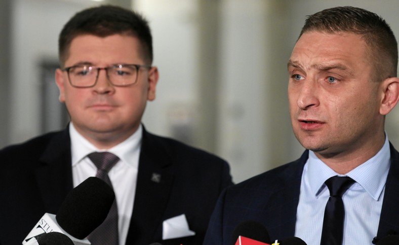 Tomasz Rzymkowski i Robert Bąkiewicz podczas konferencji prasowej, maj 2019 r.