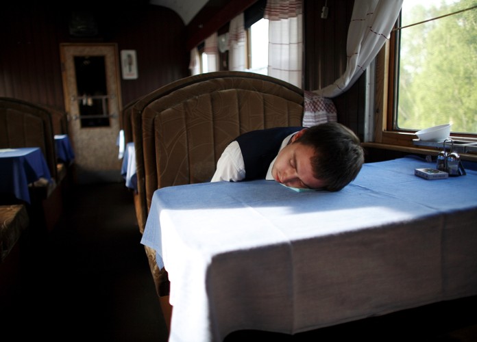 W wagonie restauracyjnym się nie jada. Spotkać tam można jedynie śpiącego kelnera