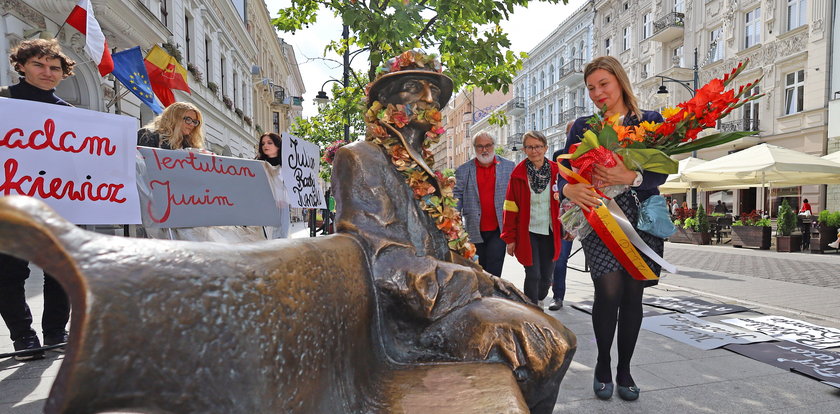 Urodziny Juliana Tuwima na Piotrkowskiej w Łodzi. Co trzeba zrobić, żeby być szczęściarzem?