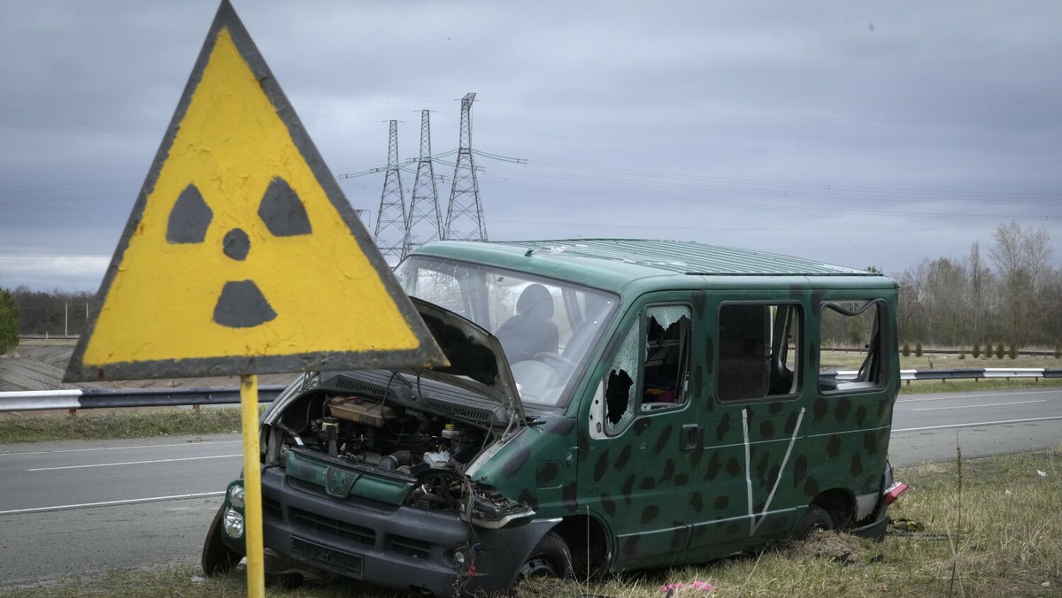 Zniszczony samochód ze znakiem V niedaleko elektrowni w Czarnobylu