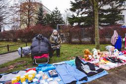 Pani Teresa ma na stoisku pluszowe misie, książeczki dla dzieci, damską kurtkę i rękawiczki. Dostała to wszystko od córki i zięcia.