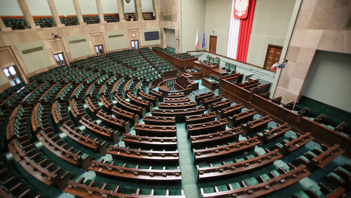 Od 2016 r. cudzoziemiec ubiegający się o udzielenie ochrony międzynarodowej, a także ten, który otrzyma negatywną decyzję, będzie miał prawo do bezpłatnej pomocy prawnej - zakłada projekt rządowej noweli ustawy, który dziś w Sejmie poparły wszystkie kluby.