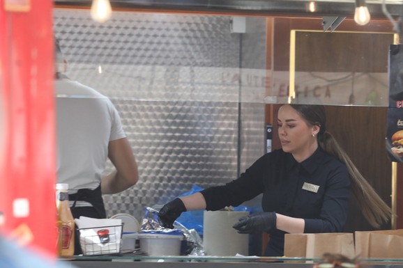 Prodavala burgere na akciji za 1.290 dinara, pa kupila 4 STANA KOD HRAMA SVETOG SAVE: Pokrenula biznis koji joj donosi ogroman novac