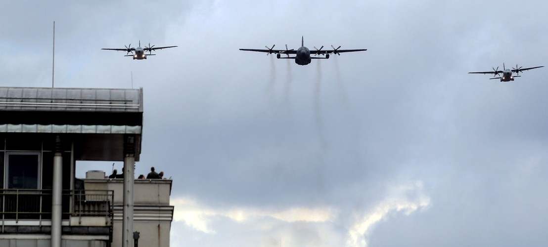 Defilada trwała ok. 45 minut. Zamknął ją przemarsz 13 grup rekonstrukcji historycznej, liczących prawie 350 osób. PAP/Jakub Kamiński