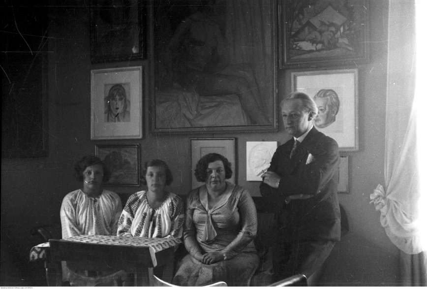 Emil Zegadłowicz z rodziną: żoną i córkami