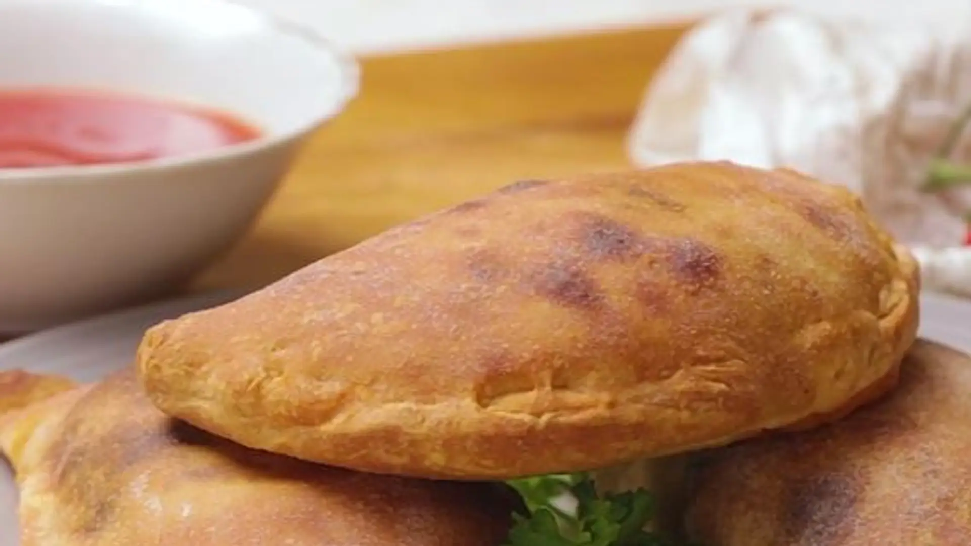 Pizzowy pieróg calzone z chorizo i pieczarkami