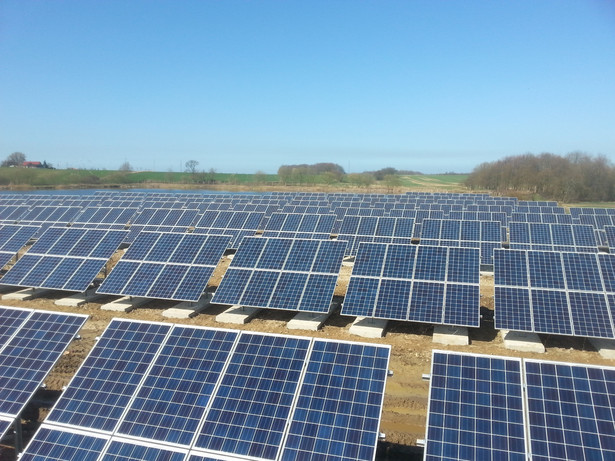 Uruchomiona farma fotowoltaiczna o mocy 5 MW pozwoli na zmniejszenie emisji CO2 o około 4,9 ton rocznie.