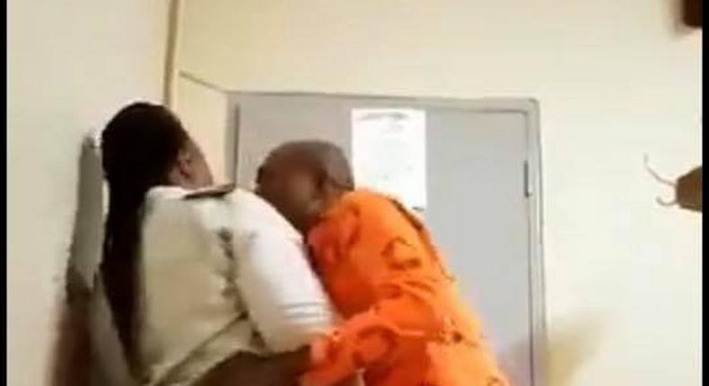 Une gardienne de prison filmée en pleins ébats sexuels avec un détenu dans une prison en Afrique du Sud