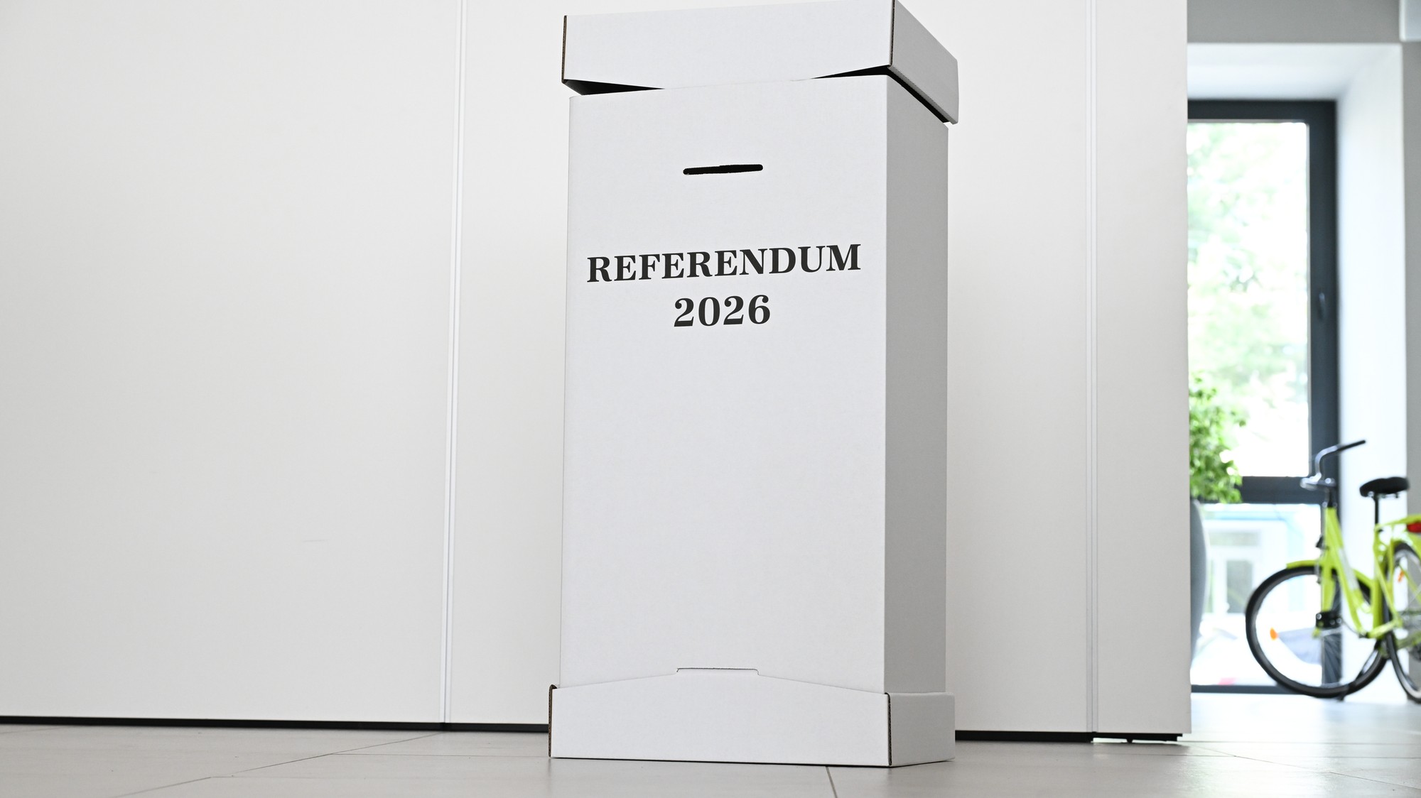 Referendum 2026: Príprava volebnej miestnosti na mestskom úrade v Starej Turej.