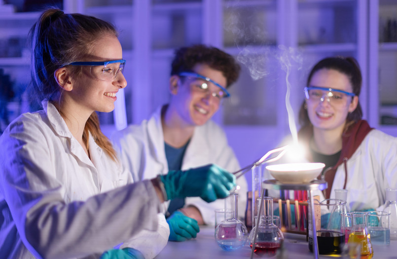 Chemia chemik chemicy naukowcy naukowiec Excited,Science,Students,Doing,Chemical,Experiment,In,The,Laboratory,At