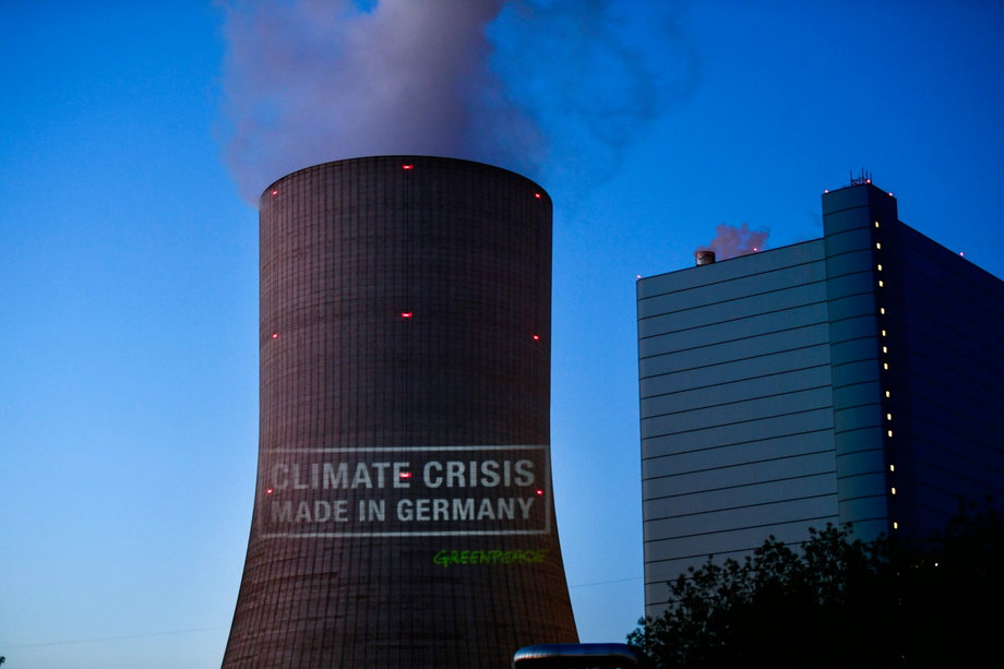 W Datteln protestowało ok. 500 obrońców środowiska naturalnego. Na wieży chłodniczej elektrowni aktywiści Greenpeace wyświetlili napis "Kryzys klimatyczny – made in Germany"