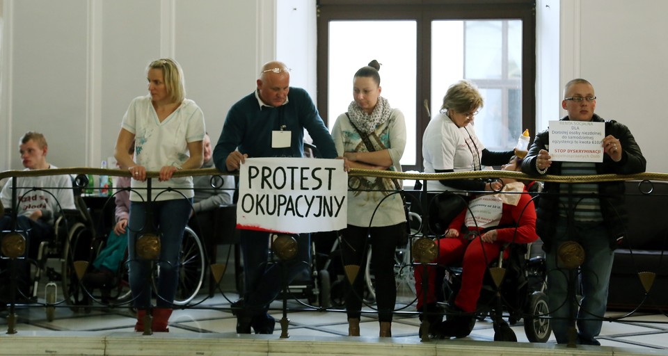 Rzecznik Praw Dziecka Marek Michalak spotkał się z rodzicami i opiekunami niepełnosprawnych dzieci, którzy prowadzš protest okupacyjny w Sejmie. fot. PAP/Tomasz Gzel