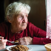 A szakértők szerint ha így étkezik, az demenciára is utalhat