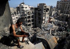 Palestinac gleda na razoreni sever Gaze | Foto: Reuters