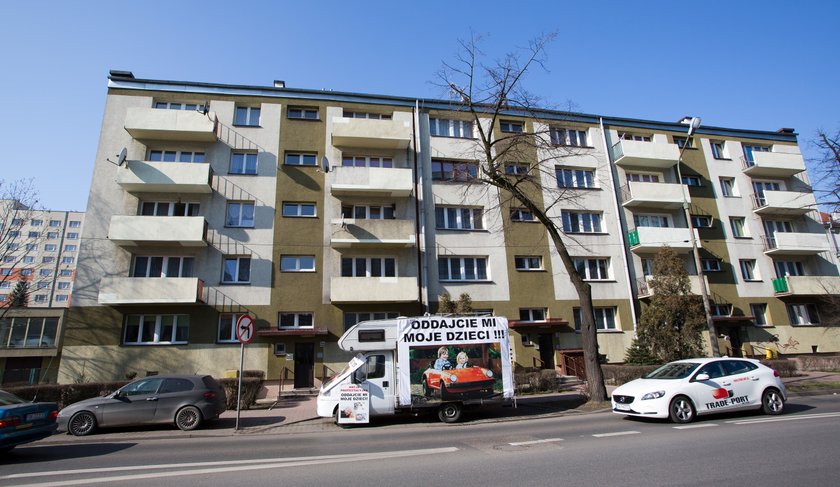 Zdesperowany ojciec protestuje pod katowickim sądem