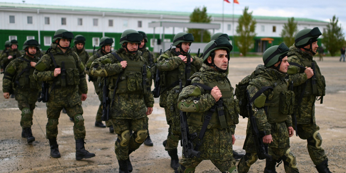 Rosyjscy żołnierze w Ukrainie są między młotem a kowadłem.