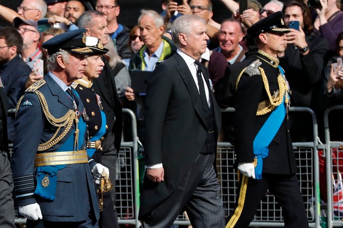 Bivši princ Endru sa sestrom i braćom na sahrani Elizabete II 2022. u Londonu