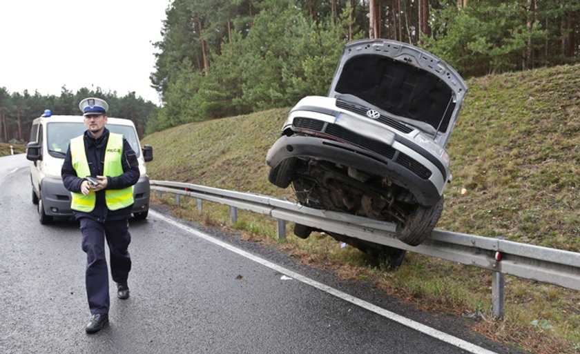 Volkswagen wpadł w poślizg i zawisł na barierkach