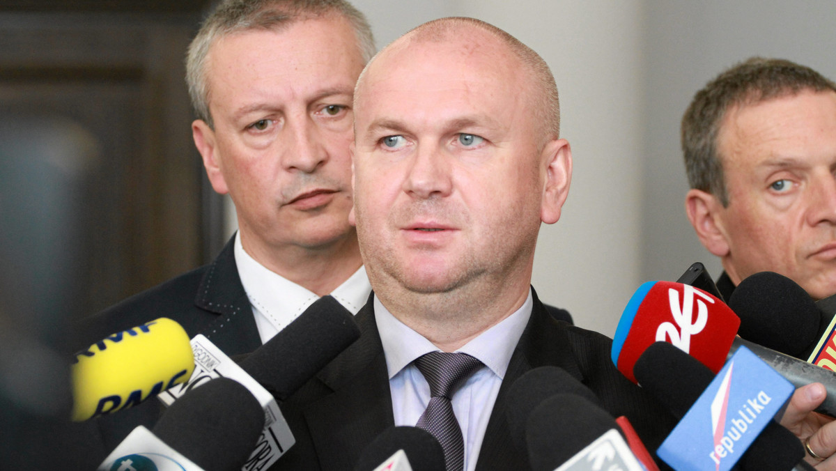 Szef CBA Paweł Wojtunik, za pośrednictwem ministra koordynatora służb specjalnych Mariusza Kamińskiego, złożył na ręce premier Beaty Szydło rezygnację z zajmowanego stanowiska - poinformowało Centrum Informacyjne Rządu.