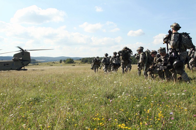 Amerykańscy spadochroniarze ćwiczą w Niemczech