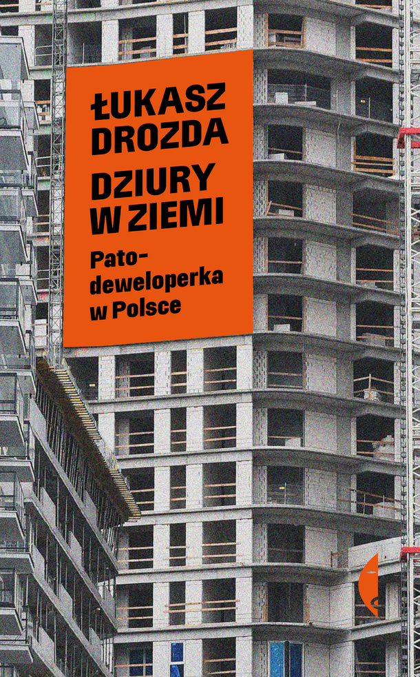 Książka Dziury w ziemi. Patodeweloperka w Polsce autorstwa Łukasza Drozdy.  