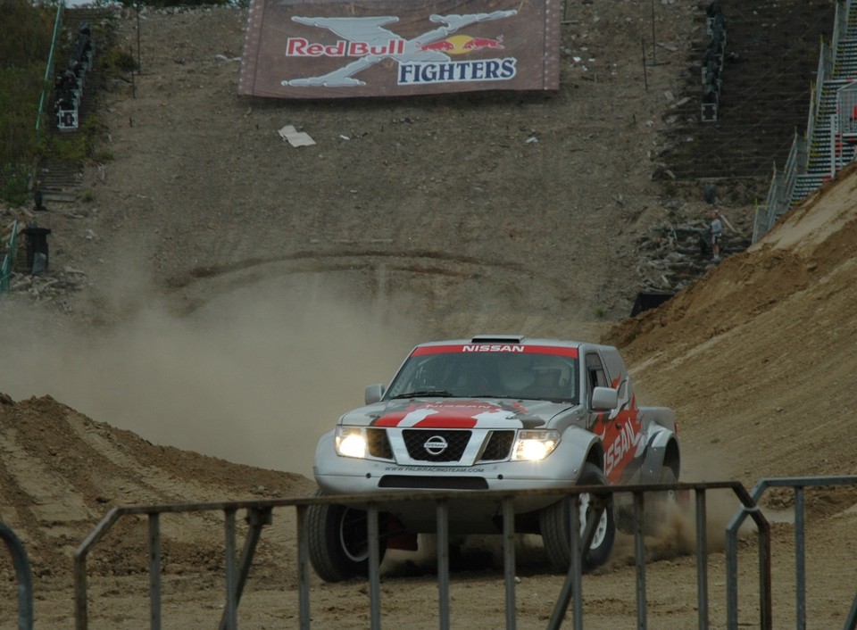 Nissany rozjeżdżały Stadion X-lecia