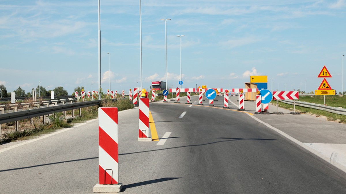 Ruszają prace związane z przebudową odcinka drogi nr 44 w rejonie fabryki Fiata w Tychach. Od jutra kierowcy mogą spodziewać się zwężeń jezdni związanych z wycinką drzew pod przebudowę. Remont potrwa do 2019 roku.