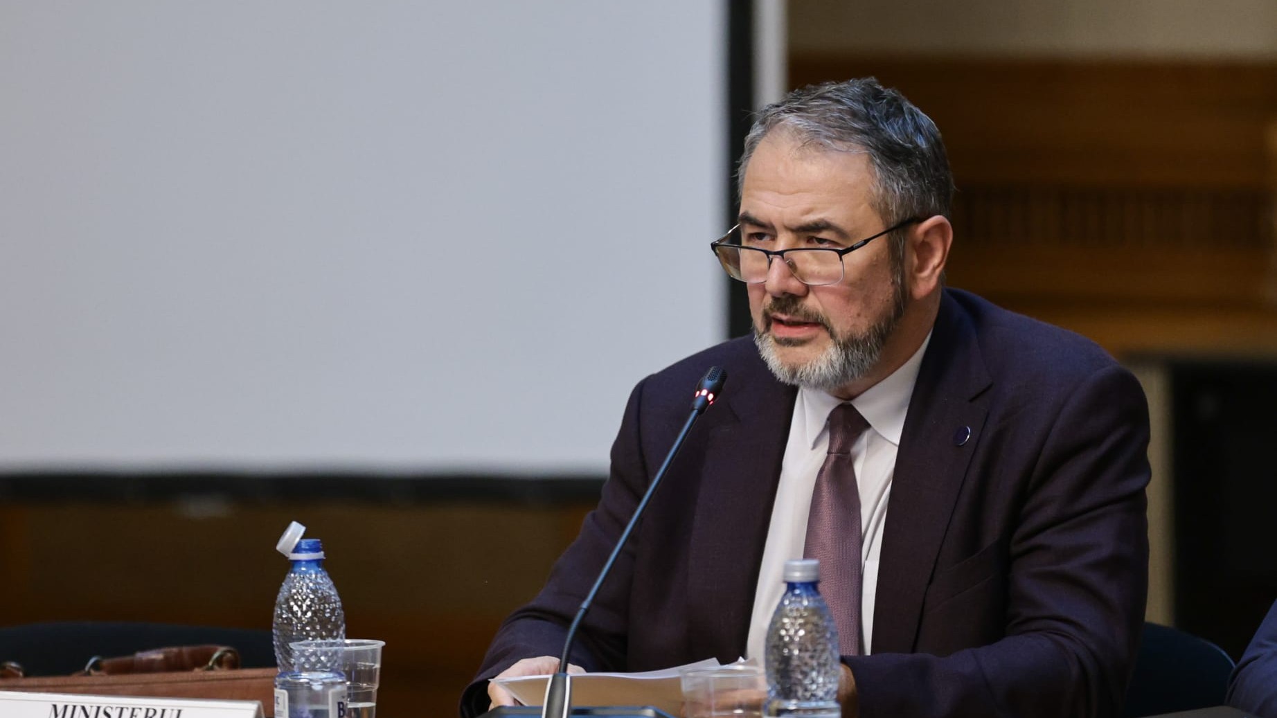 Ministrul Educației cere pedepse duble pentru violența în școli și controale în ghiozdanele elevilor. Ce alte schimbări pregătește Sorin Costreie