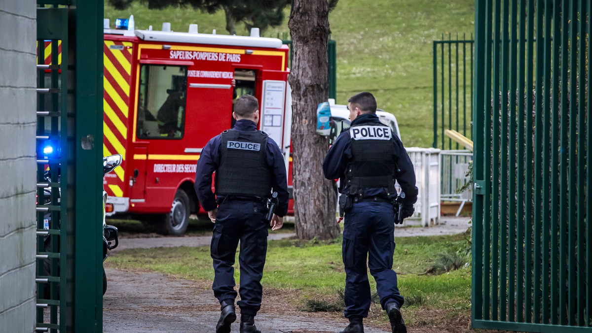 Ofiara ataku nożownika w Villejuif to obywatel francuski o polskich korzeniach - dowiedziała się Polska Agencja Prasowa ze źródeł w policji. Francuska prokuratura podała z kolei, że mężczyzna uratował swoją partnerkę, zasłaniając ją przed ciosem napastnika.