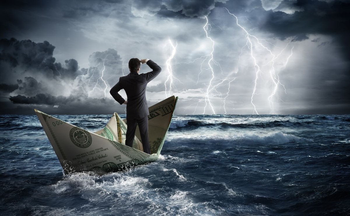 Mężczyzna w łódce na wzburzony morzu